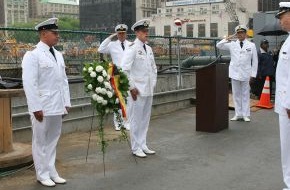 Presse- und Informationszentrum Marine: Deutsche Marine - Pressemeldung: Deutsche Marine gedenkt der Opfer der Anschläge vom 11. September - Feierliche Kranzniederlegung am "Ground Zero"