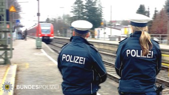 Bundespolizeidirektion München: Bundespolizeidirektion München: Person im Gleis stoppte Bahnverkehr / Verhaltensauffälliger 33-Jähriger stellt sich vor S-Bahn