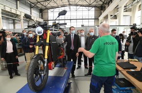 Andreas Scheuer besichtigt eROCKIT-Produktion: Innovatives E-Motorrad als Teil der Mobilitätswende