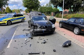 Polizeiinspektion Stade: POL-STD: Buxtehude: Vorfahrtsversto&szlig; f&uuml;hrt zu Kollision im Einm&uuml;ndungsbereich - Harburger Stra&szlig;e zeitweise voll gesperrt