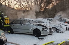 Polizeidirektion Landau: POL-PDLD: Annweiler: Samstag, 21.01.2017, 16:30 Uhr
Zwei brennende PKW in Annweiler