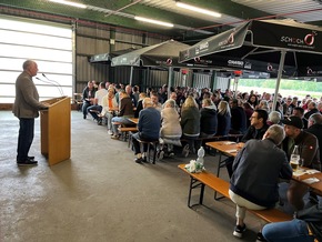 Gute Nachrichten zur Geschäftslage aber Sonnenschirme nur unterm Dach: Sommerfest bei Gebr. Otto