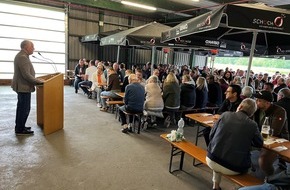 Gebr. Otto Baumwollfeinzwirnerei GmbH + Co. KG: Gute Nachrichten zur Geschäftslage aber Sonnenschirme nur unterm Dach: Sommerfest bei Gebr. Otto