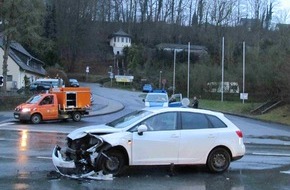 Polizeiinspektion Hameln-Pyrmont/Holzminden: POL-HOL: Bodenwerder - Münchhausenkreuzung: Vorrang missachtet - Verkehrsunfall mit Blechschaden - Gesamtschaden: 14.000,-- EUR -