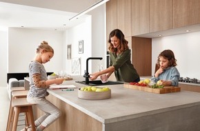 GROHE AG: Nachhaltige Geschenkideen zu Weihnachten: Komfortabler Trinkwassergenuss ohne Einwegplastikflaschen mit GROHE Wassersystemen