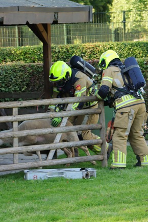 FW-KLE: "Grenzenloses Wasser" - Deutsch-niederl&auml;ndische Feuerwehr&uuml;bung im Tiergarten Kleve st&auml;rkt Zusammenarbeit &uuml;ber L&auml;ndergrenzen hinweg