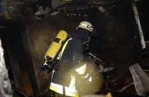 Feuerwehr Essen: FW-E: Flammen schlugen aus dem Dach