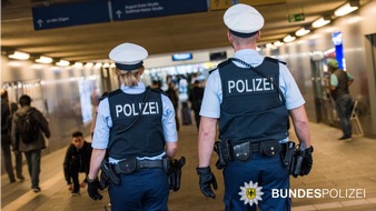 Bundespolizeidirektion München: Bundespolizeidirektion München: Tätlicher Angriff und Widerstand gegen Vollstreckungsbeamte / Volltrunkener greift Einsatzkräfte an