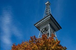 Messe Berlin GmbH: Berliner Funkturm öffnet am 16. September wieder seine Tore für Besucher - Alt Berlin Buffet zum 88. Geburtstag