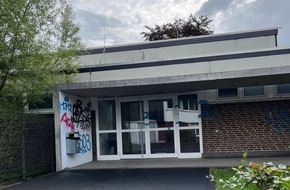 Polizei Rheinisch-Bergischer Kreis: POL-RBK: Rösrath - Unbekannte beschmieren Schulgebäude mit Graffiti