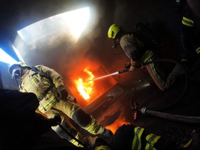 FW-EN: Feuerwehr Herdecke trainiert realistische Brandeinsätze in einem Übungscontainer - Hygienekonzept wird beübt