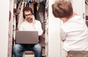Aktion Gesunder Rücken e. V.: Ergonomie-Hacks für das Homeoffice: Rückenfreundlich arbeiten am Küchentisch