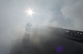 Feuerwehr Essen: FW-E: Wohnungsbrand in voller Ausdehnung