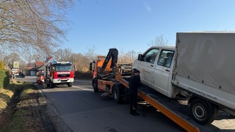 FW-AUR: Eingeschlossene Person nach Verkehrsunfall vermutet