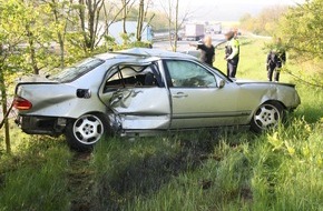 Polizei Bielefeld: POL-BI: Alleinunfall auf der A2 - Pkw auf der Böschung