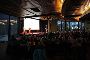 Feuerwehr MTK: 300 Gäste feiern erfolgreiche Premiere von "Charlie und die Feuerwehrfabrik" - Weihnachtsfilm jetzt online