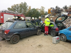 FW-AR: Schwerer Verkehrsunfall mit unklarer Lage - Basislöschzug 6 bei Jahresübung durch komplexes Szenario gefordert