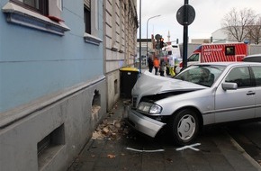Polizei Düren: POL-DN: Von der Straße abgekommen - Fußgängerin angefahren