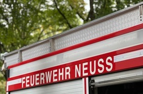 Feuerwehr Neuss: FW-NE: Schwerer Verkehrsunfall mit Lkw | Feuerwehr befreit Radfahrerin