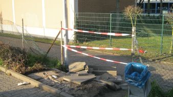 Polizeiinspektion Hildesheim: POL-HI: Steintreppe und Zaun mutwillig beschädigt
