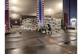 Feuerwehr Mülheim an der Ruhr: FW-MH: Brand in einem Entsorgungsbetrieb