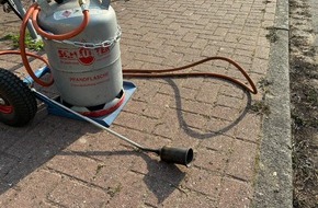 Freiwillige Feuerwehr Bedburg-Hau: FW-KLE: Heckenbrand durch Flämmarbeiten - höchste Vorsicht geboten!