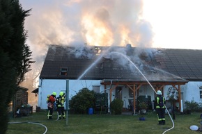 FFW Schiffdorf: Rund 110 Einsatzkräfte der Feuerwehr bekämpfen Dachstuhlbrand.