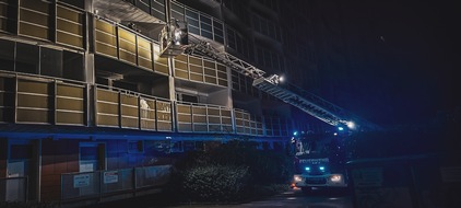 Feuerwehr Rostock: Feuerwehr Rostock: Feuerwehr rettet Person beim Wohnungsbrand in Evershagen