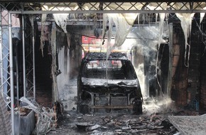 Feuerwehr Dortmund: FW-DO: Do-Deusen / Garage brennt in voller Ausdehnung