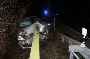 Kreispolizeibehörde Viersen: POL-VIE: Nettetal-Lobberich: Trunkenheitsfahrt: Autofahrer bei Alleinunfall leicht verletzt -Fotoberichterstattung-