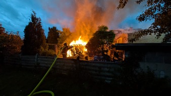 FW-WRN: Brand eines Gartenhauses drohte auf Wohnhaus überzugreifen