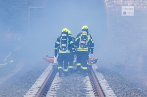 FW-OE: Großübung im Erbscheidtunnel: Feuerwehren aus Olpe und Attendorn proben den Ernstfall