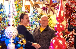 Ehepaar Jeromin platziert 621 geschmückte Weihnachtsbäume in ihrem Haus in Rinteln und erzielt neuen RID-Weltrekord