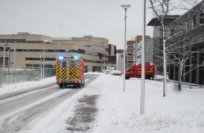 Feuerwehr Mülheim an der Ruhr: FW-MH: Rettungsdienstfahrzeuge der Feuerwehr mit Schneeketten im Einsatz/
93 Einsätze für die Feuerwehr Mülheim.