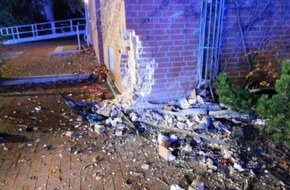 Polizeiinspektion Heidekreis: POL-HK: Munster: Auto prallt gegen Hauswand; Bad Fallingbostel: Einbruch in Büroraum; Bad Fallingbostel: Werkzeug entwendet; Schneverdingen: Alleinbeteiligt gegen Baum