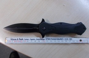 Polizeipräsidium Westpfalz: POL-PPWP: Mann zieht Messer in Supermarkt