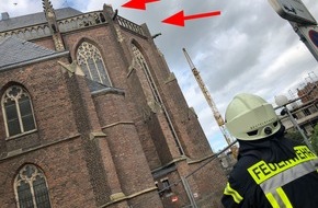 Freiwillige Feuerwehr der Stadt Goch: FF Goch: Baukran prallt gegen Kirchendach - St. Maria Magdalena teilweise gesperrt