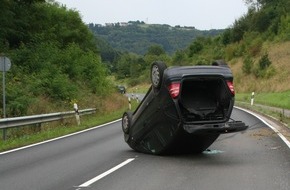 Polizeidirektion Kaiserslautern: POL-PDKL: Unter Drogen und übermüdet Auto aufs Dach gelegt