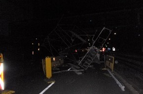 Polizei Bielefeld: POL-BI: Unfall - Pkw stößt gegen Baugerüst