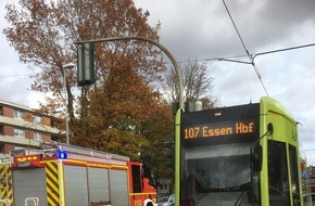 Feuerwehr Gelsenkirchen: FW-GE: Schwerer Verkehrsunfall in Gelsenkirchen Feldmark - Frau von Straßenbahn angefahren