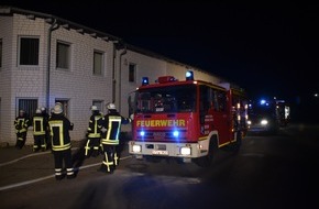 Polizeiinspektion Stade: POL-STD: Feuer in Baumaschinenlagerhalle in Dollern - Feuerwehr kann Ausbreitung verhindern