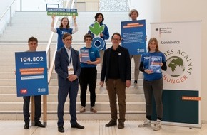 Aktion gegen den Hunger gGmbH: Petitionsübergabe: Über 100.000 Menschen fordern: Menschenrechte vor Konzerninteressen!