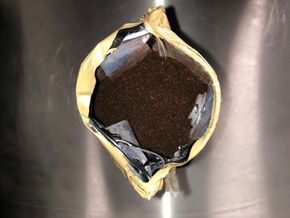HZA-K: Kölner Zoll findet rund 62 Kilogramm Kokain für mehr als 4,5 Millionen Euro - Schwarz gefärbtes Kokain als Kaffeepulver getarnt - flüssiges Kokain in Pflegeöl- und Autoreinigerflaschen