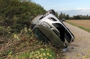 Polizeidirektion Ludwigshafen: POL-PDLU: Speyer - Fahrzeug überschlägt sich nach Verkehrsunfall auf B9, Beifahrerin leichtverletzt (13/2210)