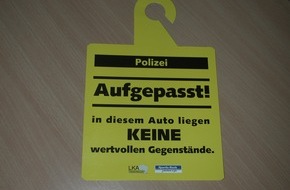 Polizeiinspektion Hameln-Pyrmont/Holzminden: POL-HOL: Sichtbare Wertsachen in abgestellten PKW locken immer wieder Diebe an: Wieder zwei PKW im Solling aufgebrochen - Polizei bietet sinnvolle Hinweisschilder zur Vorbeugung an -