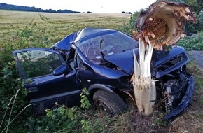 Kreisfeuerwehrverband Plön: FW-PLÖ: Schwerer Verkehrsunfall auf der B 202 bei Rastorfer Passau. Fahrzeug schleuderte gegen zwei Bäume.