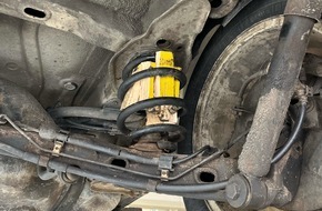 Kreispolizeibeh&ouml;rde Kleve: POL-KLE: Wachtendonk - Schrottreifer Pkw von der Autobahn geholt / Zusammenarbeit von Bundes- und Landespolizei