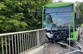 Polizeidirektion Hannover: POL-H: Linden-Mitte: Linienbus ragt nach Unfall über Brückenbegrenzung