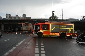 Feuerwehr Mülheim an der Ruhr: FW-MH: LKW bleibt unter Brücke stecken