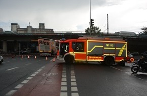Feuerwehr Mülheim an der Ruhr: FW-MH: LKW bleibt unter Brücke stecken